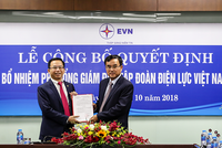 Chủ tịch Hội đồng thành viên EVN Dương Quang Thành (bên phải) trao Quyết định bổ nhiệm Phó Tổng giám đốc EVN cho ông Nguyễn Xuân Nam. (Ảnh: evn.com.vn).