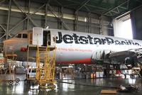 Máy bay được bảo dưỡng, sửa chữa tại một doanh nghiệp bảo dưỡng ở Nội Bài. Ảnh: Đoàn Loan.