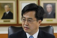 Bộ trưởng Tài chính Kim Dong-yeon bị cách chức. (Nguồn: Yonhap).
