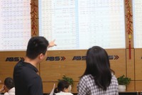 Dấu hiệu tăng trần của các cổ phiếu có thông tin hỗ trợ cho thấy dòng tiền vẫn chực chờ trên thị trường chứng khoán.