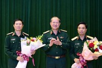 Thượng tướng Bế Xuân Trường chúc mừng Trung tướng Nguyễn Tân Cương và Thiếu tướng Nguyễn Doãn Anh được bổ nhiệm chức vụ mới. Ảnh QK4.
