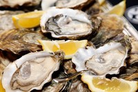 Người đàn ông mải mê ăn hàu cắn trúng viên ngọc trai 4.000 USD