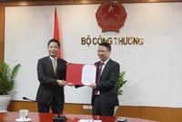 Bộ trưởng Trần Tuấn Anh trao Quyết định bổ nhiệm Cục trưởng Cục Phòng vệ thương mại. (Ảnh: moit.gov.vn)