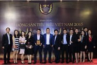 Ban lãnh đạo, đội ngũ quản lý DKRA Vietnam và Ban điều hành các công ty thành viên phấn khởi chụp ảnh lưu niệm tại Lễ trao giải Bất động sản tiêu biểu năm 2018.