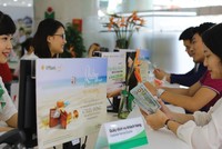 Các ngân hàng đẩy mạnh hoạt động dịch vụ nhằm giảm dần sự lệ thuộc vào hoạt động tín dụng.