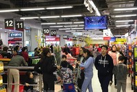 Người dân mua sắm hàng hóa tết tại các siêu thị, trung tâm thương mại. (Ảnh: Đức Duy/Vietnam+)