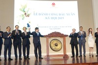 Ông Nguyễn Thành Phong, Chủ tịch UBND TP. HCM gõ cồng khai trương phiên giao dịch đầu năm Kỷ Hợi tại HOSE