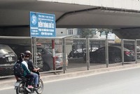 Hà Nội đề xuất Bộ GTVT được chông giữ phương tiện dưới 4 gầm cầu đến năm 2023.