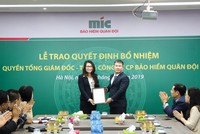 Ông Uông Đông Hưng - Chủ tịch HĐQT Tổng công ty cổ phần Bảo hiểm Quân đội trao Quyết định bổ nhiệm Bà Nguyễn Thị Hải Yến.