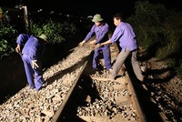 Công nhân khắc phục sự cố. Ảnh: Nguyễn Hải.