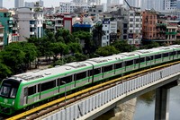 Tàu điện tuyến Cát Linh - Hà Đông đi qua hồ Hoàng Cầu. Ảnh: Ngọc Thành..