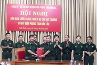 Đại tá Phạm Quang Hùng (bên trái) bàn giao chức trách nhiệm vụ cho Đại tá Nguyễn Đức Mạnh.