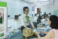 Vì hạn mức tăng trưởng tín dụng hạn chế, các ngân hàng đang đẩy mạnh nguồn thu từ dịch vụ.