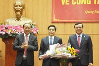 Các đồng chí Phan Việt Cường và Đinh Văn Thu trao quyết định và chúc mừng đồng chí Lê Văn Dũng.