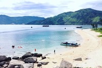 Biển ở Hòn Nưa trong xanh đặc biệt, vào những hôm trời nắng có thể soi xuống tận đáy nước.