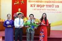 Chủ tịch UBND tỉnh Trần Ngọc Căng và Chủ tịch HĐND tỉnh Bùi Thị Quỳnh Vân, Phó Chủ tịch HĐND tỉnh Đinh Thị Hồng Minh chúc mừng Phó Chủ tịch UBND tỉnh Quảng Ngãi Võ Phiên.