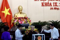 Đại biểu HĐND TP Đà Nẵng bỏ phiếu miễn nhiệm Chánh VP Hội đồng nhân dân TP và 4 Ủy viên UBND thành phố.