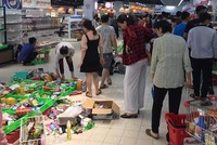 Khách hàng mua đồ, vứt vương vãi ra sàn siêu thị 