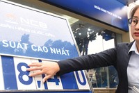 Lãi suất tại nhiều ngân hàng đã vọt lên 9%/năm cho cả gửi tiết kiệm online và tại quầy.
