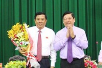 Bí thư Tỉnh ủy Vĩnh Long Trần Văn Rón chúc mừng đồng chí Bùi Văn Nghiêm được bầu làm Chủ tịch HĐND tỉnh Vĩnh Long khóa IX, nhiệm kỳ 2016-2021. 