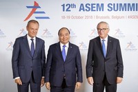 Thủ tướng Nguyễn Xuân Phúc (giữa) được Chủ tịch Hội đồng Châu Âu Donald Tusk (trái) và Chủ tịch Ủy ban Châu Âu Jean-Claude Juncker đón tiếp tại Hội nghị Cấp cao Á – Âu lần thứ 12 tháng 10/2018. Ảnh: EC.