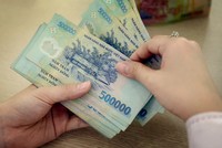 Từ 1/7, những người hưởng lương từ ngân sách nhà nước sẽ được tăng lương cơ sở 100.000 đồng mỗi tháng. Ảnh: Xuân Hoa.
