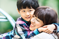 Khen và khích lệ con, dù là những thành tích nhỏ mà bé đạt được. Ảnh: Sohu.