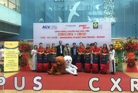 Đại diện Nhà ga Quốc tế Cam Ranh, công ty cổ phần mặt đất Sài Gòn và đại diện Vietjet chụp ảnh cùng đoàn tiếp viên của chuyến bay khai trương.