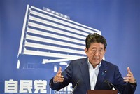 Thủ tướng Nhật Bản Shinzo Abe phát biểu trong cuộc họp báo tại trụ sở đảng LDP tại Tokyo. (Ảnh: AFP/TTXVN).