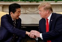Thủ tướng Nhật Bản Shinzo Abe (trái) và Tổng thống Mỹ Donald Trump (phải) tại Nhà Trắng ngày 26/4. Ảnh: Reuters.
