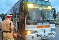 Chiếc xe giường nằm vi phạm (ảnh công an cung cấp).