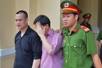 Hai bị cáo sau phiên tòa hôm nay.