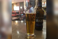 Cốc bia "đắt đỏ nhất lịch sử" là Peter Lalor mua tại khách sạn ở thành phố Manchester. Ảnh: Twitter.