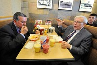 Đây là năm thứ 20 tổ chức bữa trưa với tỷ phú Warren Buffett nhằm mục đích quyên góp từ thiện. Ảnh: AP.