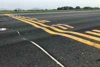 Đường lăn sân bay Nội Bài xuống cấp nghiêm trọng, "lượn sóng" uy hiếp an toàn bay.