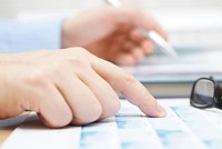 Hiện tại, chế tài xử phạt các tổ chức 
trung gian trên thị trường chứng khoán còn nhẹ, chưa đủ tính răn đe.