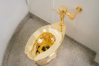 Chiếc bồn cầu vàng được đặt trong nhà vệ sinh của Cung điện Blenheim. Khách phải đặt chỗ trước để thử bồn cầu vàng với 20 lượt mỗi giờ. Chi phí đã bao gồm trong vé 33 USD để tham quan cung điện, công viên và vườn cây xung quanh. Ảnh: Kris McKay/Solomon R. Guggenheim Foundation.