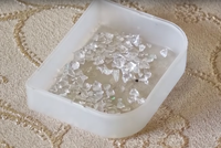 Những mẩu pha lê thu được từ mắt của cô Karazian. Ảnh: RT