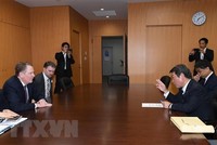 Bộ trưởng Tài chính Nhật Bản Toshimitsu Motegi (phải) trong cuộc đàm phán thương mại với Đại diện thương mại Mỹ Robert Lighthizer ở Tokyo (Nhật Bản). (Ảnh: AFP/TTXVN).