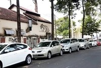 Ôtô đậu dưới lòng đường Huyền Trần Công Chúa có thu phí. Ảnh: Hữu Công.