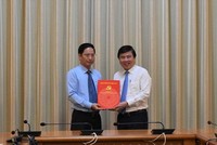 Chủ tịch UBND TP.HCM Nguyễn Thành Phong (phải) trao quyết định bổ nhiệm cho ông Đặng Minh Đạt.