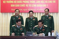 Đại tướng Ngô Xuân Lịch và lãnh đạo Tổng cục Chính trị, Bộ Tổng Tham mưu chứng kiến Lễ ký Biên bản bàn giao Tư lệnh Quân khu 1 giữa Trung tướng Trần Hồng Minh và Thiếu tướng Nguyễn Hồng Thái. Ảnh BQP.