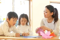 Trẻ tiếp xúc quá sớm với những quy củ ở trường lớp, thì có thể sẽ sớm mất sự sáng tạo. Ảnh: Youngparents.