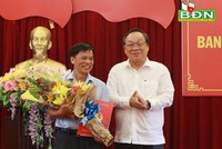 Đồng chí Lê Diễn trao quyết định và chúc mừng đồng chí Nguyễn Bá Ba.