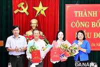 Trưởng ban Tổ chức Thành ủy Đà Nẵng Võ Văn Thương và Chủ nhiệm Ủy ban Kiểm tra Thành ủy Đà Nẵng Huỳnh Thị Tam Thanh trao quyết định và chúc mừng các đồng chí: Trần Văn Đông, Mai Thị Ánh Hồng. Ảnh báo Đà Nẵng.