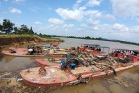 4 tàu hút cát trái phép bị lực lượng công an bắt quả tang vào ngày 25/9.
