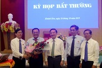 Lãnh đạo tỉnh Khánh Hòa tặng hoa chúc mừng ông Lê Hữu Hoàng.