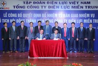 Ký kết hợp đồng ủy quyền quản lý phần vốn của EVN tại EVNCPC. - Ảnh: VGP
