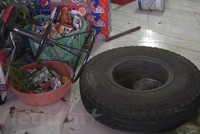 Bánh xe tải lao thẳng vào quán tạp hóa khiến nhiều người hoảng loạn. (Ảnh: Đậu Tất Thành/Vietnam+)