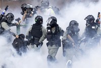 Cảnh sát chống bạo động bắt người biểu tình tại Đại học Bách khoa Hong Kong ngày 19/11. Ảnh: AP.